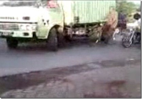 alay ban cacing ditabrak truk