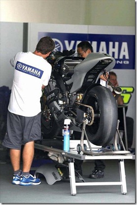 Rossi Tweets Foto Livery Baru Motor Yamaha M1 1 (Small)