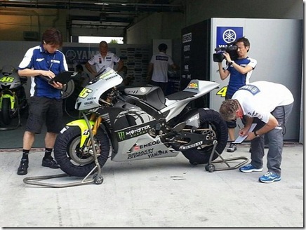 Rossi Tweets Foto Livery Baru Motor Yamaha M1 2 (Small)