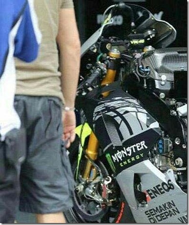 Rossi Tweets Foto Livery Baru Motor Yamaha M1 3 (Small)