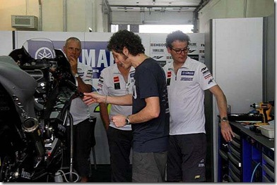 Rossi Tweets Foto Livery Baru Motor Yamaha M1 4 (Small)
