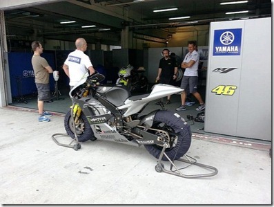 Rossi Tweets Foto Livery Baru Motor Yamaha M1 5 (Small)