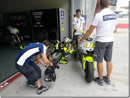 Rossi Tweets Foto Livery Baru Motor Yamaha M1 6 (Small)