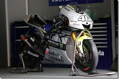 Rossi Tweets Foto Livery Baru Motor Yamaha M1 8 (Small)