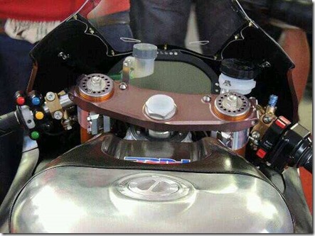 Honda RCV1000R production racer console