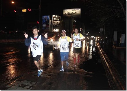 Peserta saat lari di Glow Run Night Series GT125 Semarang