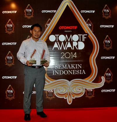 Eko Prabowo GM Promotion & Community Development Yamaha Indonesia dengan penghargaan Otomotif Award 2014