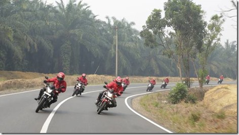 Honda CB150R streetfire ekspedisi nusantara 2014 tembus 148 km per jam001