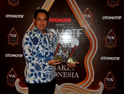 M Abidin GM Service & Motorsport Yamaha Indonesia menerima Positivity Award Otomotif Award 2014