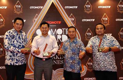 Manajemen Yamaha Indonesia dengan penghargaan Otomotif Award 2014