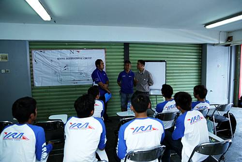 Para pembalap Yamaha Riding Academy menyimak teori yang disampaikan instruktur asal Jepang Yoshiyaki Kato