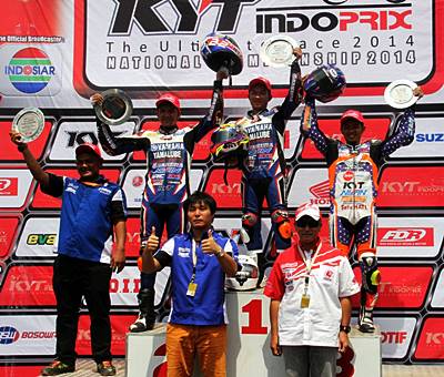 Podium race 1 kelas 110 cc (kiri ke kanan Rey Ratukore - Fitriansyah Kete - I Gde Arya) seri pertama Indoprix 2014