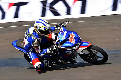 Sudarmono (Yamaha Trijaya) memacu Jupiter Z1 di qualifying practice kelas IP 2(110 cc) seri pertama Indoprix 2014, sirkuit Sentul Karting International