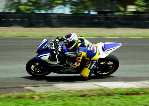 Tamy Pratama memacu Yamaha YZF-R6 di Sentul International Circuit dalam Yamaha Riding Academy