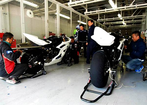Teknisi Yamaha Indonesia dalam training step 1 di Suzuka persiapan Suzuka 4 Hours Endurance Race