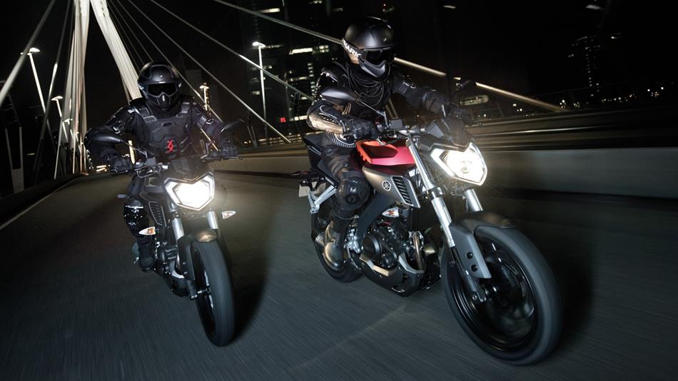 2014-Yamaha-MT125-EU-Anodized-Red-Action-006