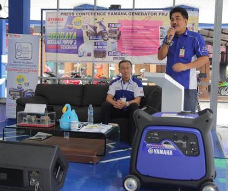 Atsushi Endo (Advisor Generator Yamaha Indonesia) dan Sahrial (Manager Generator Yamaha Indonesia) memberikan keterangan dalam press conference di Jakarta Fair 2014