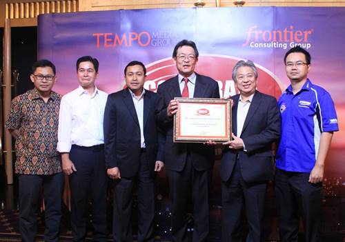 Board of Director Yamaha Indonesia dengan piagam penghargaan Automotive 2 Wheel Corporate Image Award 2014