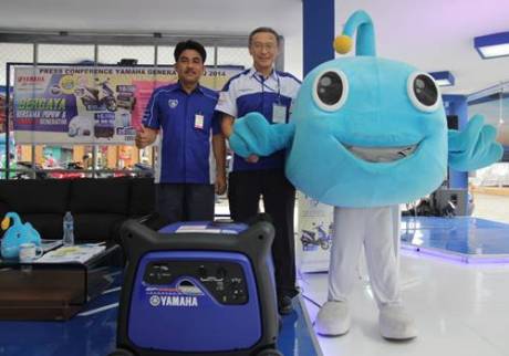 Maskot Generator Yamaha Indonesia Ikan Lampu bernama Popow (Potential Power) bersama Atsushi Endo (Advisor Generator Yamaha Indonesia) dan Sahrial (Manager Generator Yamaha Indonesia)