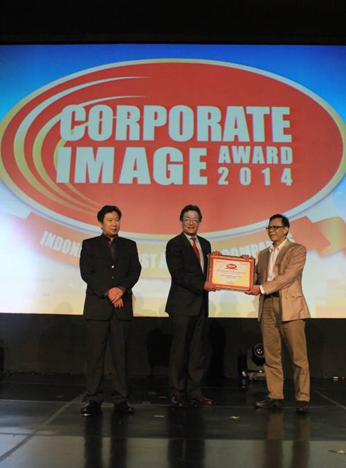Presiden Direktur Yamaha Indonesia Yoichiro Kojima saat menerima piagam penghargaan Automotive 2 Wheel Corporate Image Award 2014