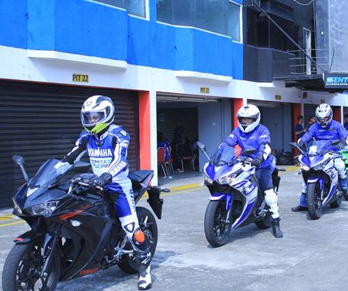Test Ride R25 instruktur Yamaha dan awak media di Sentul International Circuit (3)