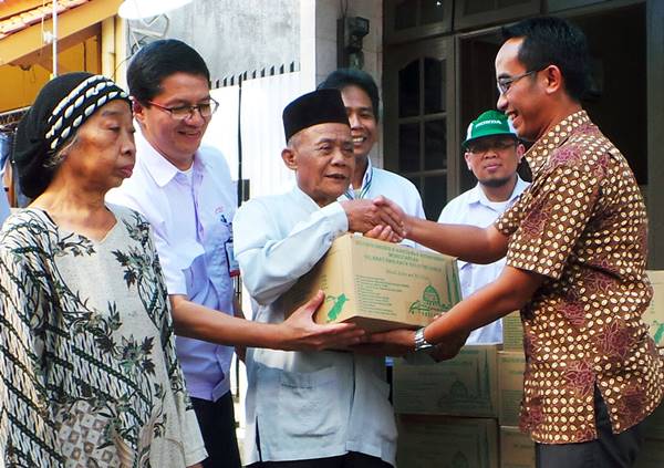 AHM Bagikan 1.900 Paket Sembako Ramadhan kepada warga sekitar Perusahaan