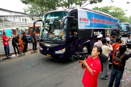 Bus mengangkut peserta Mudik Asik Bareng Yamaha 2013