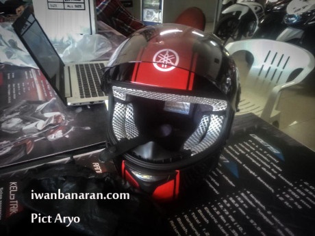 Helm standar Yamaha R25 10