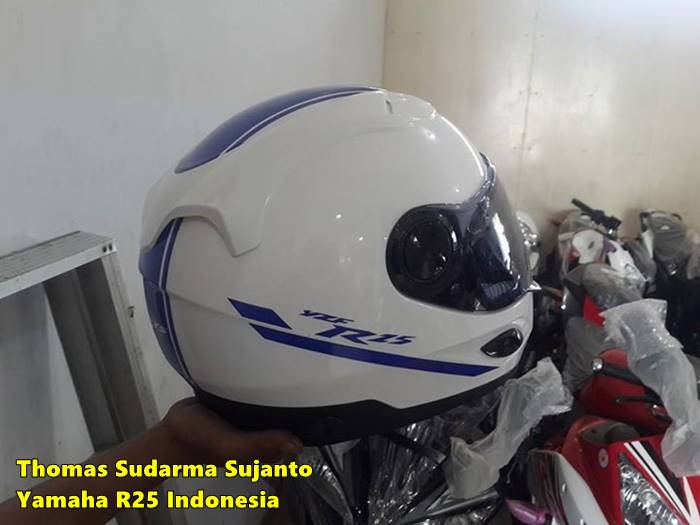 Helm standar Yamaha R25 7