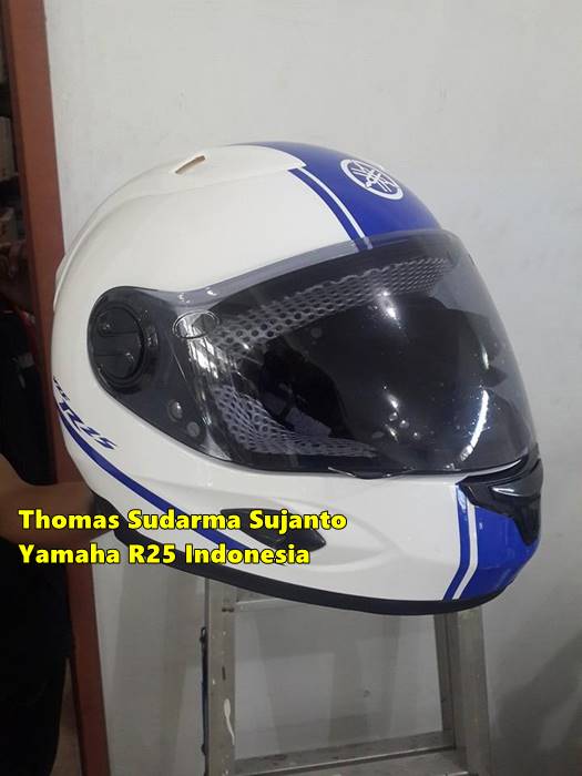 Helm standar Yamaha R25 8