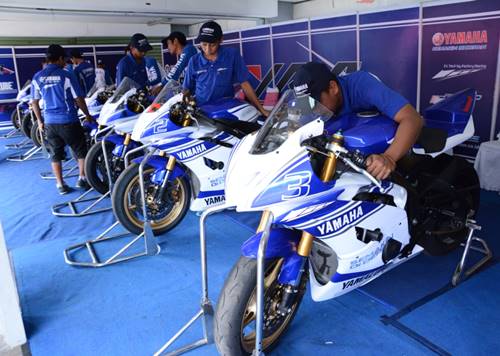 Teknisi tim Yamaha Indonesia sedang mengecek R6 tunggangan para peserta Yamaha Riding Acadamy Step 2