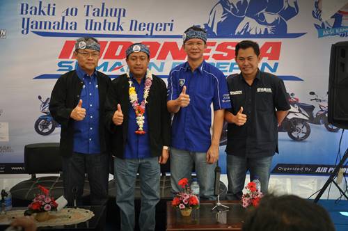 Management Yamaha Indonesia berfoto bersama dalam event Indonesia Semakin di Depan Bakti 40 Tahun Yamaha untuk Negeri di Bandung