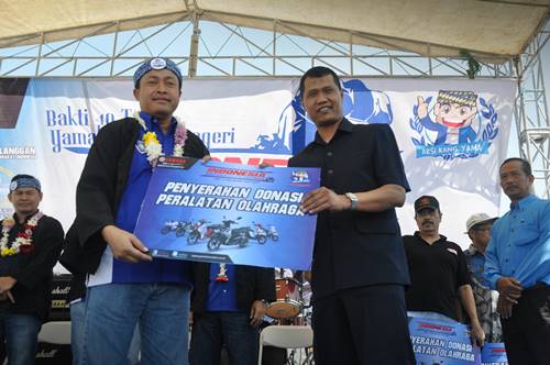 Penyerahan donasi simbolis oleh Sutarya Direktur Sales Yamaha Indonesia