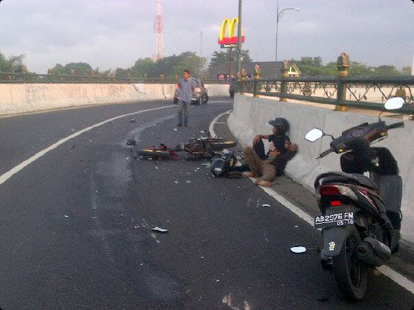 kecelakaan motor di flyover jombor jogja atas jembatan