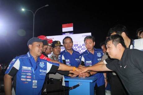 Management Yamaha Indonesia di opening race malam seri ke-7 Yamaha Cup Race di sirkuit area Trans Studio Makassar