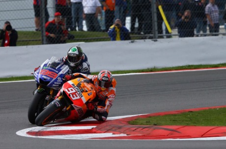 Marquez-Overtake-Lorenzo-di-MotoGP-Silverstone-2014