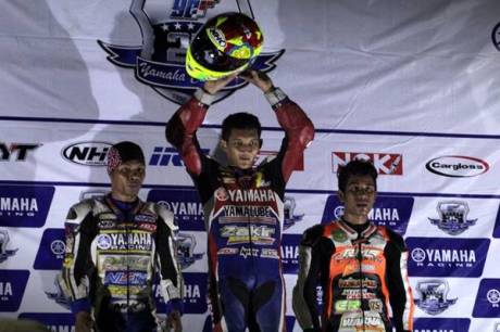 Podium kelas YCR1 (Bebek Tune Up 125 cc Seeded) race malam seri ke-7 Yamaha Cup Race di Makassar