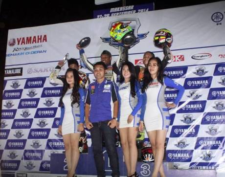 Podium kelas YCR2 (Bebek Tune Up 110 cc Seeded) race malam seri ke-7 Yamaha Cup Race di Makassar