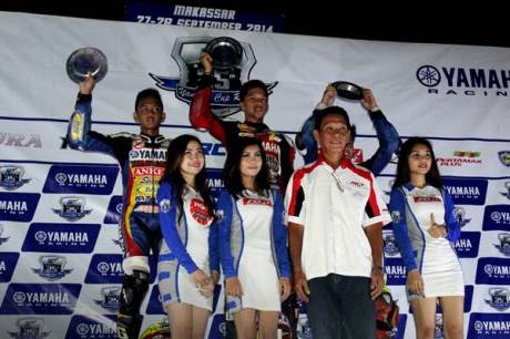 Podium kelas YCR4 (Bebek Tune Up 110 cc Pemula) race malam seri ke-7 Yamaha Cup Race di Makassar