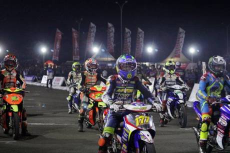 Race malam Seri ke-7 Yamaha Cup Race di sirkuit area Trans Studio Makassar