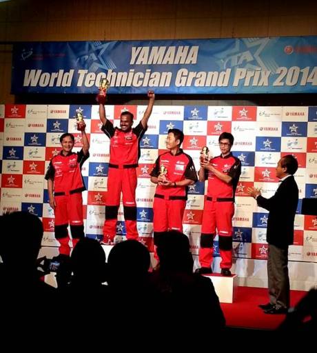Asep Sumpena Teknisi Yamaha Indonesia (paling kanan kacamata) di podium peringkat ketiga Commuter Class Model WTGP 2014