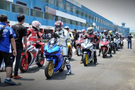 Komunitas R-Series Yamaha dalam praktek Track Day di Sentul International Circuit (4)