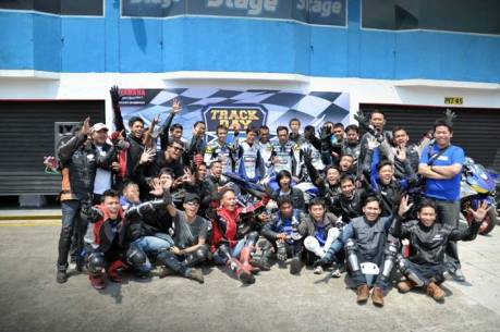 Komunitas R-Series Yamaha dan pembalap Yamaha foto bersama di event Track Day di Sentul International Circuit