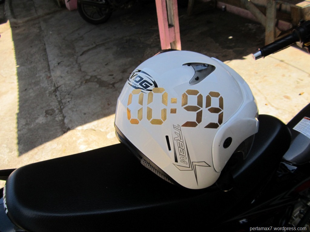 Tren Stiker Angka Jam Digital Di Helm INK Halface Maksudnya Apa Sih