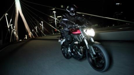 2014-Yamaha-MT125-EU-Anodized-Red-Action-002