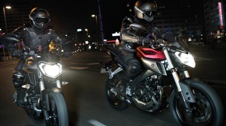 2014-Yamaha-MT125-EU-Anodized-Red-Action-005