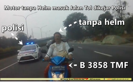 Ibu-ibu naik Motor tanpa Helm masuk Jalan Tol dikejar Polisi