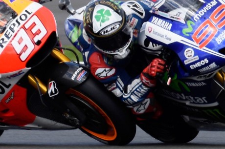 Foto-Senggolan-Marquez-dengan-Lorenzo-di-MotoGP-Silverstone-2014-Foto-01-1024x681