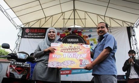 Ria Mulyaningsih Milyarder Yamaha dan Asisten GM Marketing Yamaha Indonesia  di atas panggung bersama Mio GT yang dibeli Ria. Mau Irit Oke! (2)