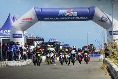 Balapan Seri 8 Yamaha Cup Race di sirkuit area Pantai Donggala Palu Sulteng